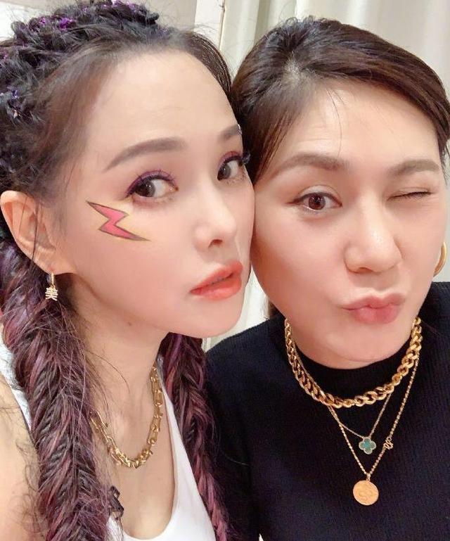 伊能静|伊能静晒18张自拍美照，舞台妆十分耀眼，预告将写万字毕业感言