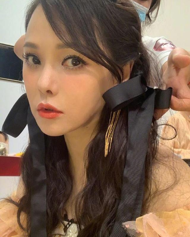 伊能静|伊能静晒18张自拍美照，舞台妆十分耀眼，预告将写万字毕业感言