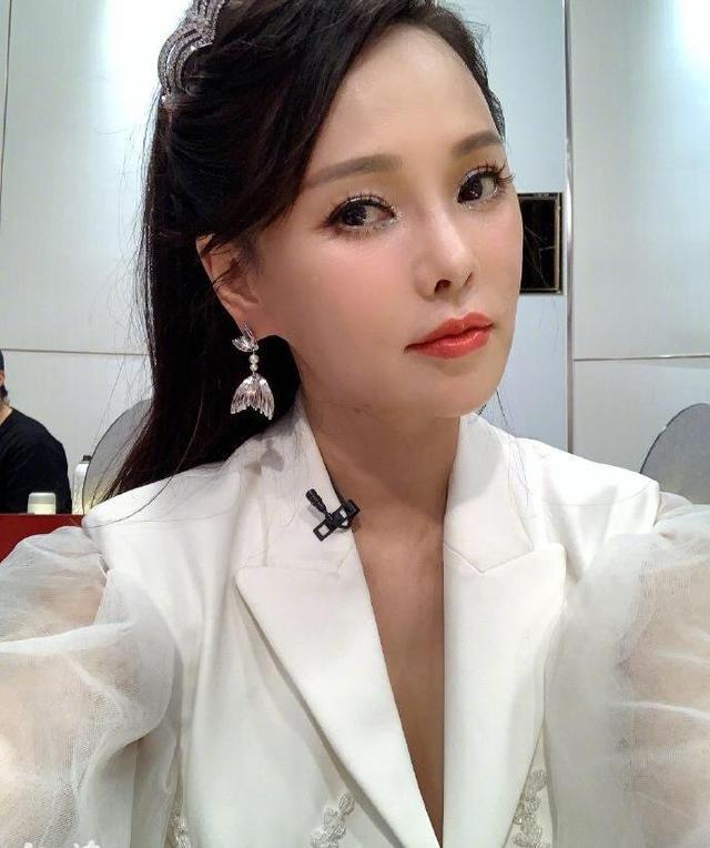 伊能静|伊能静晒18张自拍美照，舞台妆十分耀眼，预告将写万字毕业感言