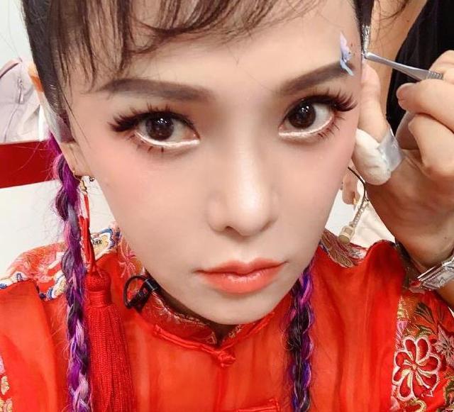 伊能静|伊能静晒18张自拍美照，舞台妆十分耀眼，预告将写万字毕业感言