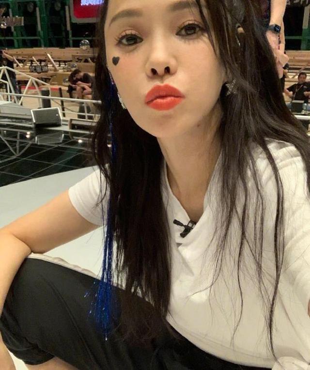 伊能静|伊能静晒18张自拍美照，舞台妆十分耀眼，预告将写万字毕业感言