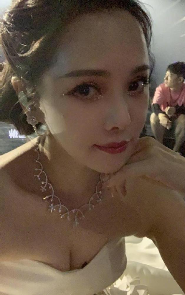 伊能静|伊能静晒18张自拍美照，舞台妆十分耀眼，预告将写万字毕业感言