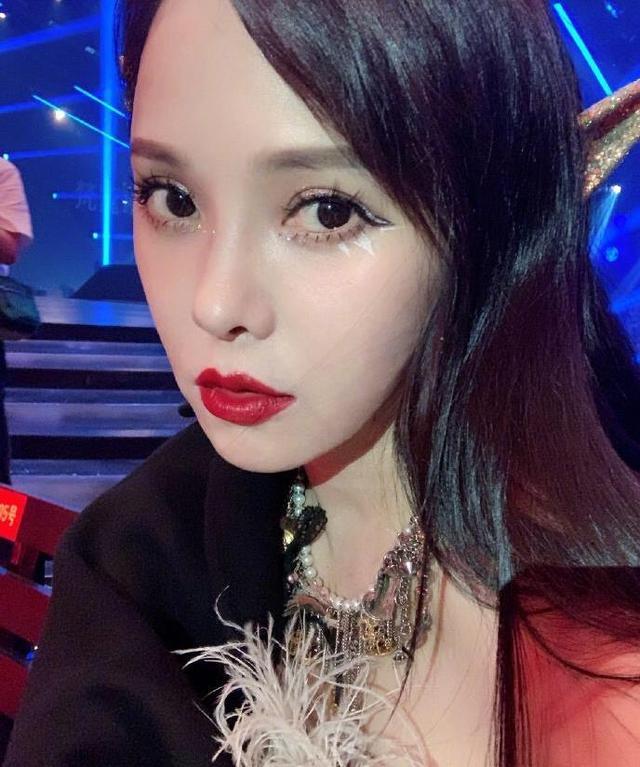 伊能静|伊能静晒18张自拍美照，舞台妆十分耀眼，预告将写万字毕业感言