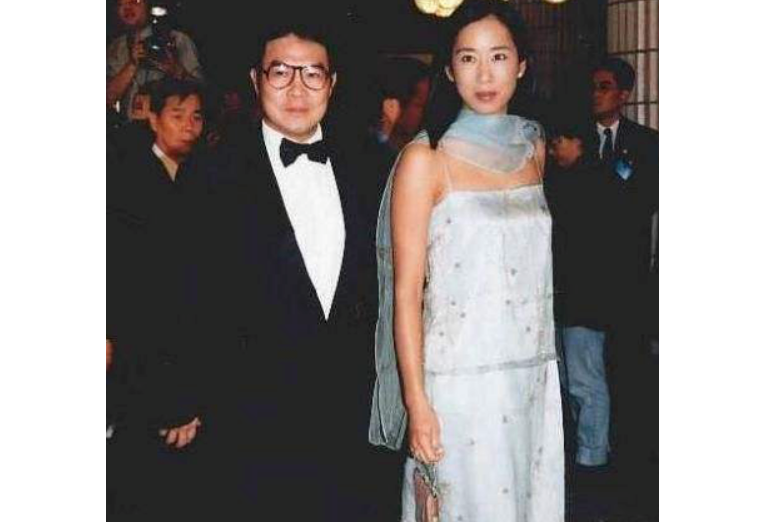 朱玲玲|霍英东夫人出殡，遗体与亡夫合葬，前儿媳妇朱玲玲2嫁百亿富豪