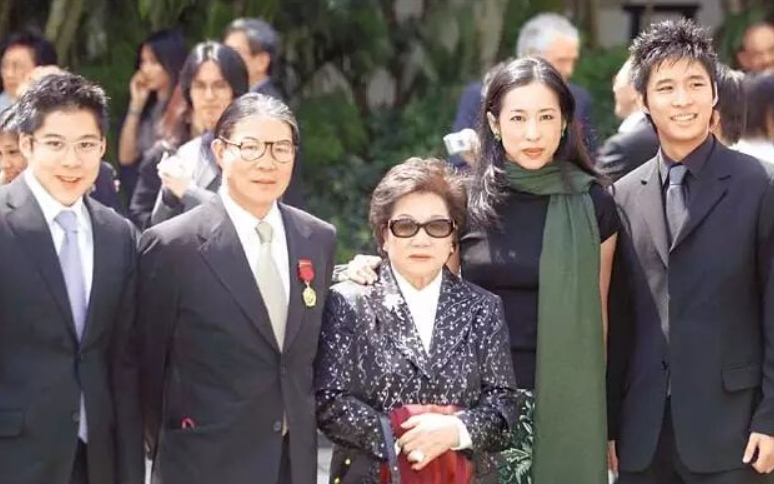 朱玲玲|霍英东夫人出殡，遗体与亡夫合葬，前儿媳妇朱玲玲2嫁百亿富豪