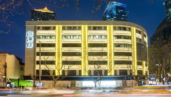 在六千平方米幽暗大楼里追逐揭开那些不眠之夜背后的秘密