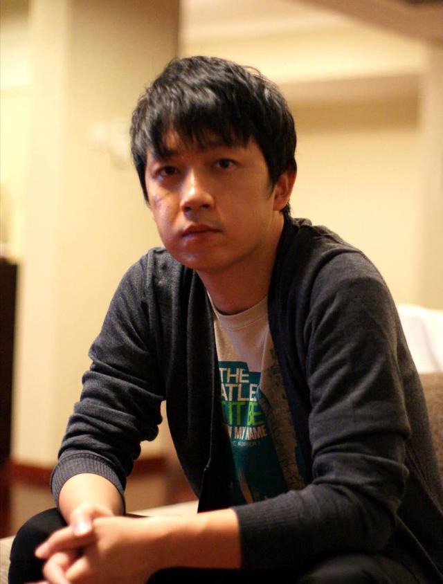 王大治携妻女外出就餐吃路边小摊超节俭妻子颜值高不输董洁