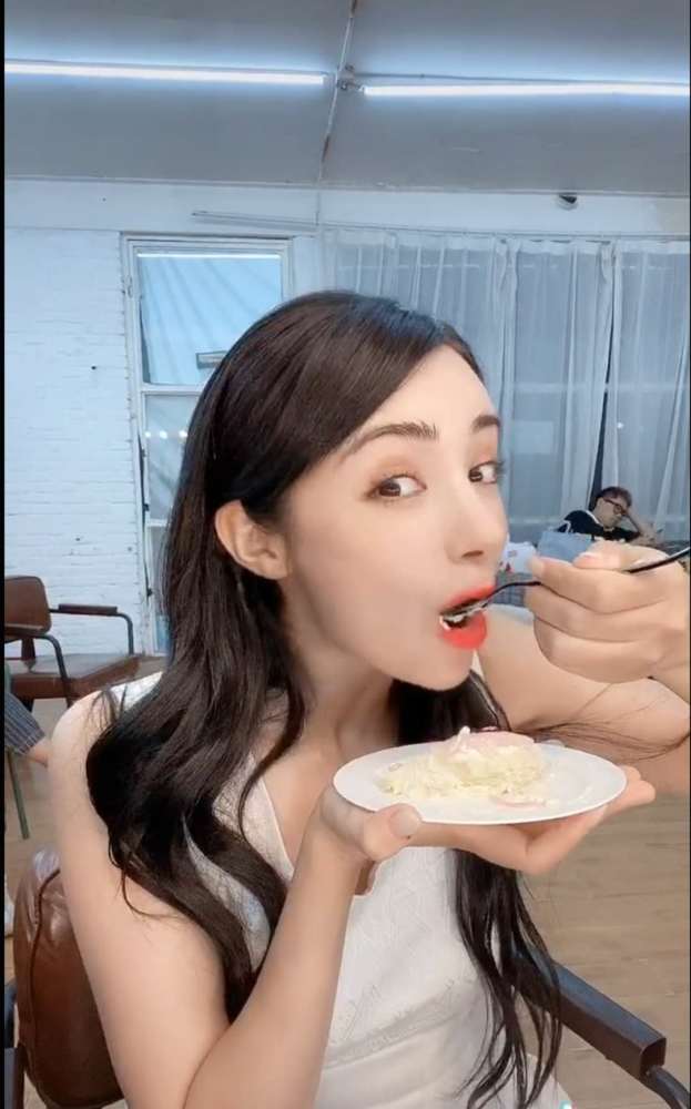 麦迪娜|麦迪娜大口吃蛋糕胃口超好，小腹凸出明显像怀二胎