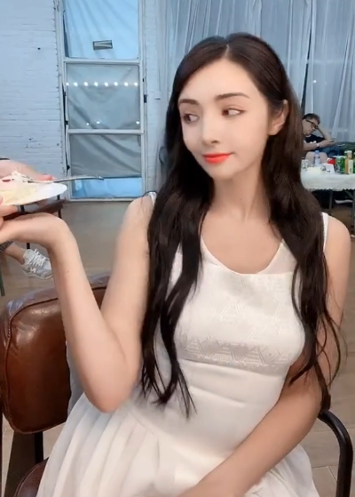 麦迪娜|麦迪娜大口吃蛋糕胃口超好，小腹凸出明显像怀二胎