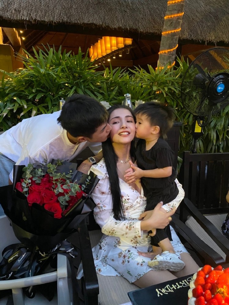 麦迪娜|麦迪娜大口吃蛋糕胃口超好，小腹凸出明显像怀二胎