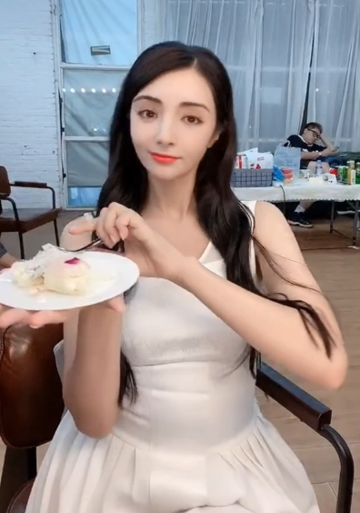 麦迪娜|麦迪娜大口吃蛋糕胃口超好，小腹凸出明显像怀二胎