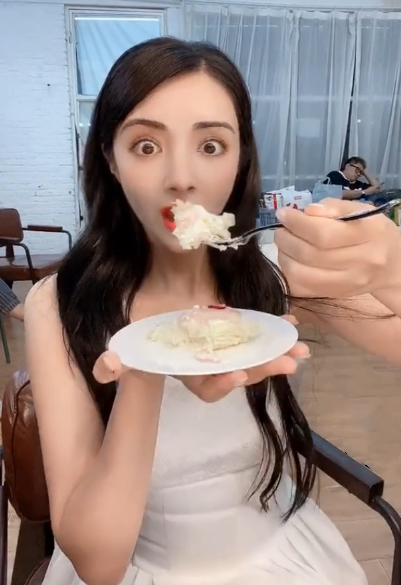 麦迪娜|麦迪娜大口吃蛋糕胃口超好，小腹凸出明显像怀二胎