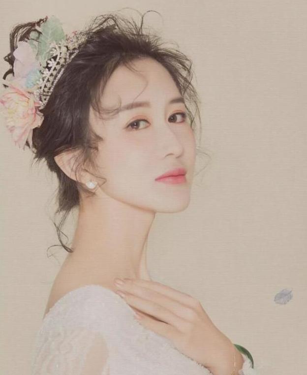 张纪中|张纪中晒结婚证为小娇妻撑腰！小31岁杜星霖穿开衩旗袍，身材好