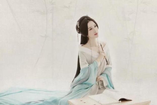 张纪中|张纪中晒结婚证为小娇妻撑腰！小31岁杜星霖穿开衩旗袍，身材好