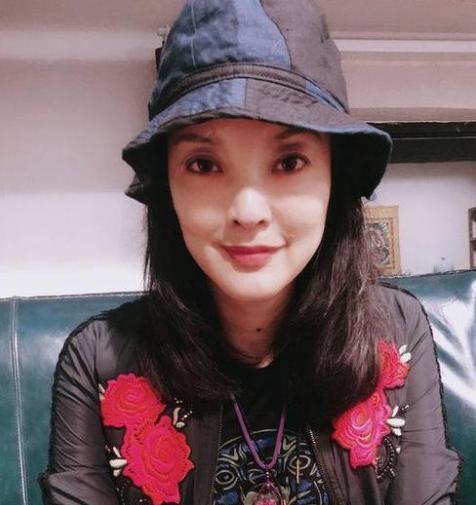 张纪中|张纪中晒结婚证为小娇妻撑腰！小31岁杜星霖穿开衩旗袍，身材好