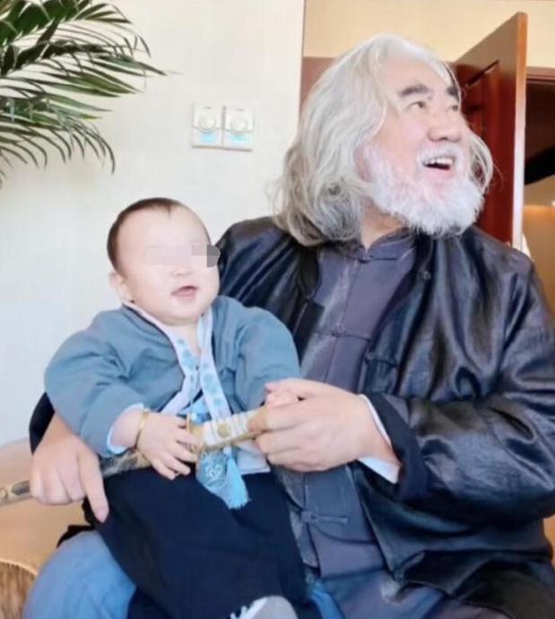 张纪中|张纪中晒结婚证为小娇妻撑腰！小31岁杜星霖穿开衩旗袍，身材好