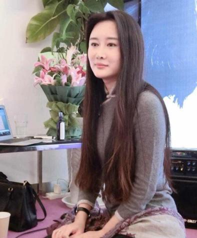 张纪中|张纪中晒结婚证为小娇妻撑腰！小31岁杜星霖穿开衩旗袍，身材好