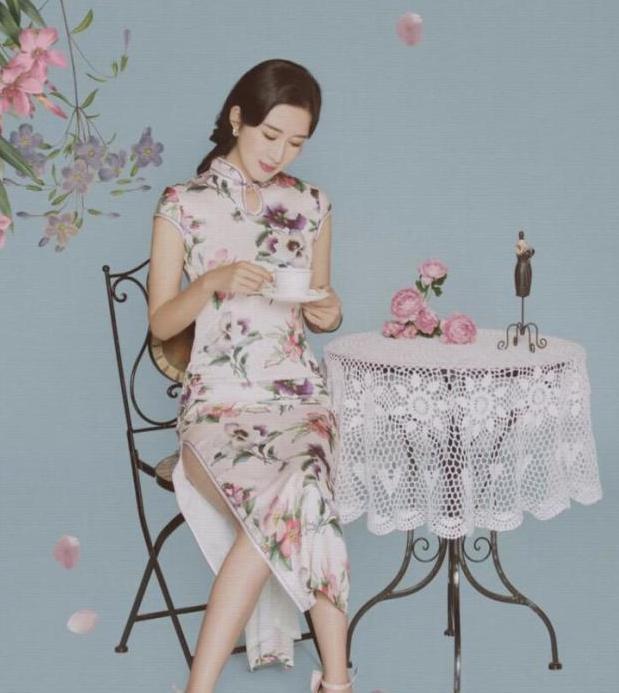 张纪中|张纪中晒结婚证为小娇妻撑腰！小31岁杜星霖穿开衩旗袍，身材好