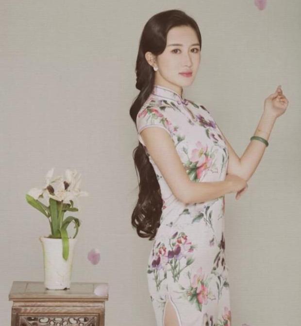 张纪中|张纪中晒结婚证为小娇妻撑腰！小31岁杜星霖穿开衩旗袍，身材好