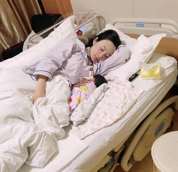 张纪中|张纪中晒结婚证为小娇妻撑腰！小31岁杜星霖穿开衩旗袍，身材好