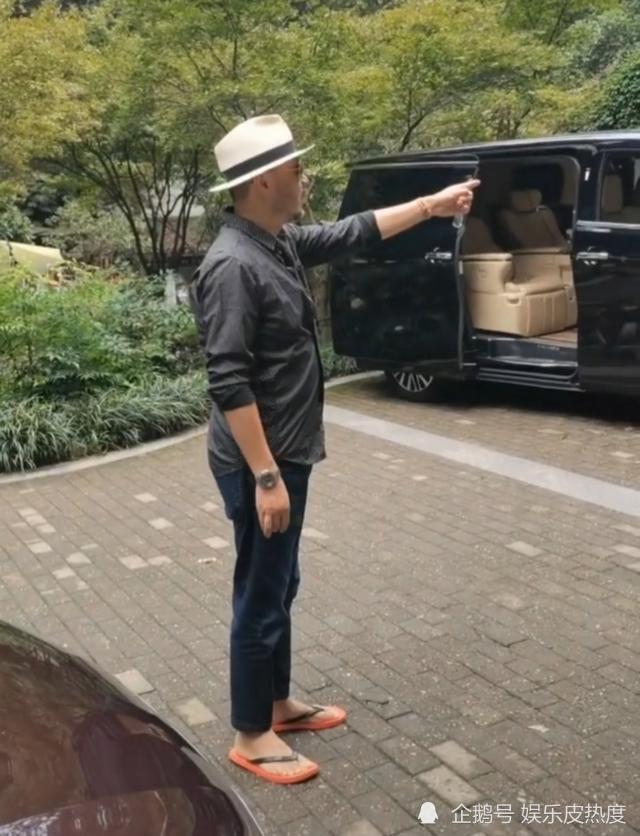汪涵|汪涵和马云罕见同框，穿皮鞋踩床单合影，是素质堪忧还是随性？