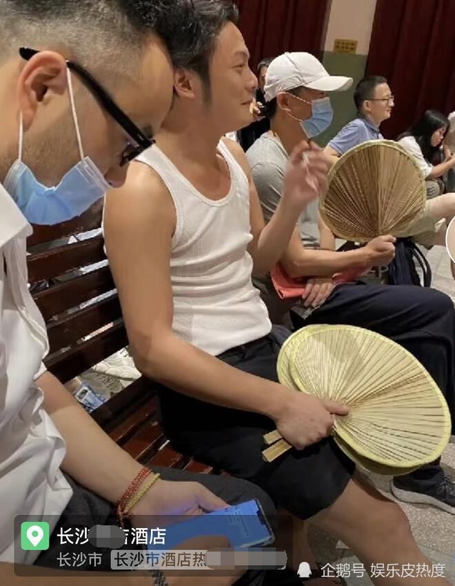 汪涵|汪涵和马云罕见同框，穿皮鞋踩床单合影，是素质堪忧还是随性？