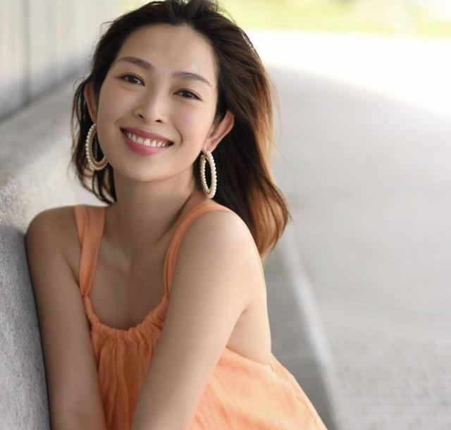 前tvb花旦生二胎后首露面离巢后做直播月入20万网友羡慕