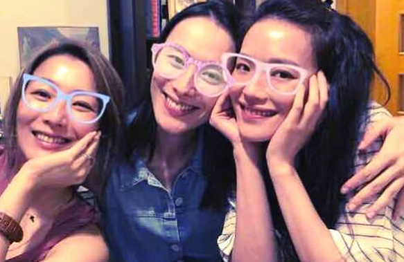 梁洛施|又隔空较劲？梁洛施晒中秋贺礼后，李泽楷女友也忙晒豪礼