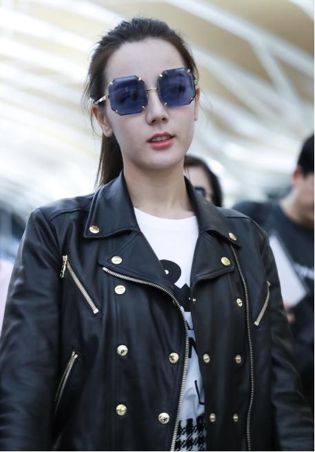 迪丽热巴"牙签腿"也太细了,穿宽松半裙出镜,真是"瘦上加瘦"