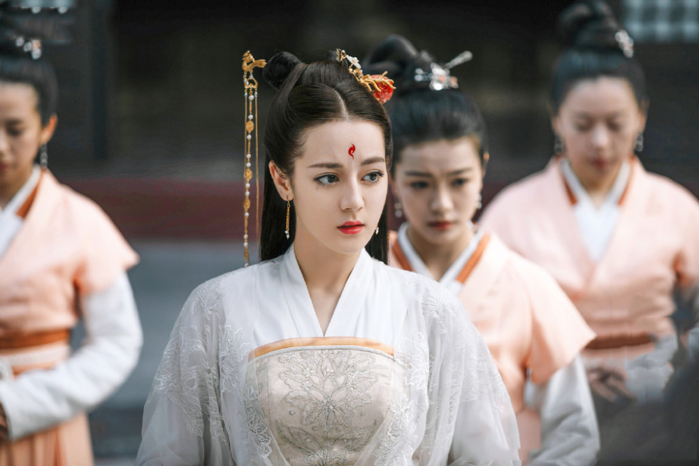 迪丽热巴|迪丽热巴两部新剧来袭，和杨洋吴磊都有搭档，你期待哪一部？