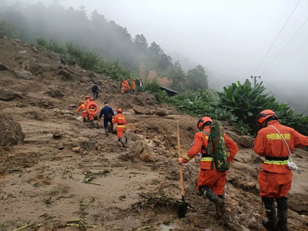 泥石流突發致村民被埋森林消防員24小時緊張救援