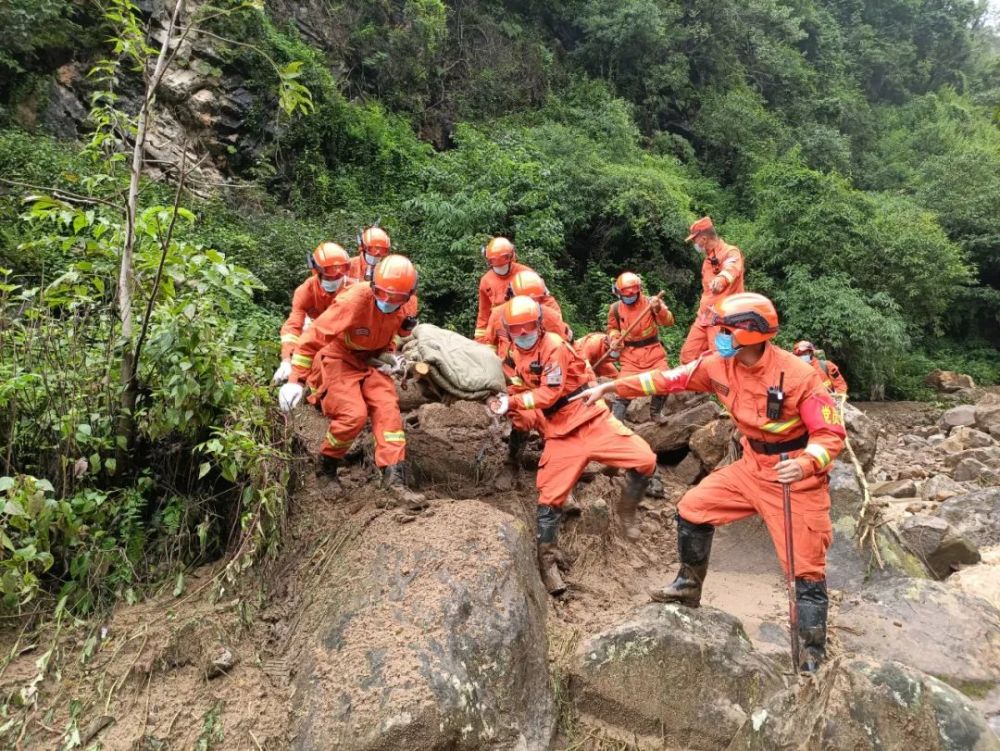 泥石流突发致村民被埋森林消防员24小时紧张救援