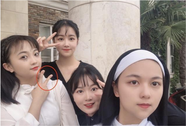 林妙可与闺蜜外出逛街,身高不占优势状态被碾压