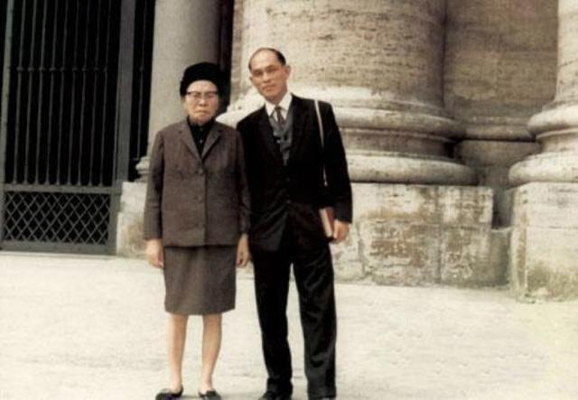 霍英东|霍英东发妻也走了，为什么她比赌王原配好命很多？