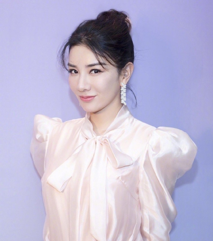 黄奕|明星都不会变老吗？黄奕晒美照庆生，43岁的状态依旧少女感爆棚