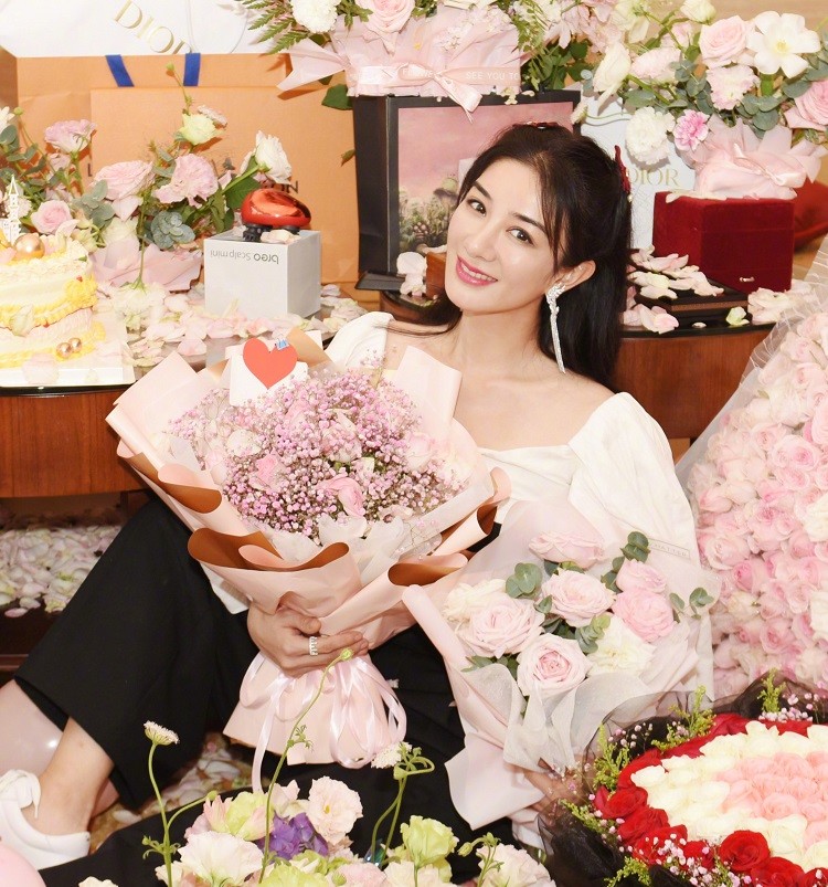 黄奕|明星都不会变老吗？黄奕晒美照庆生，43岁的状态依旧少女感爆棚