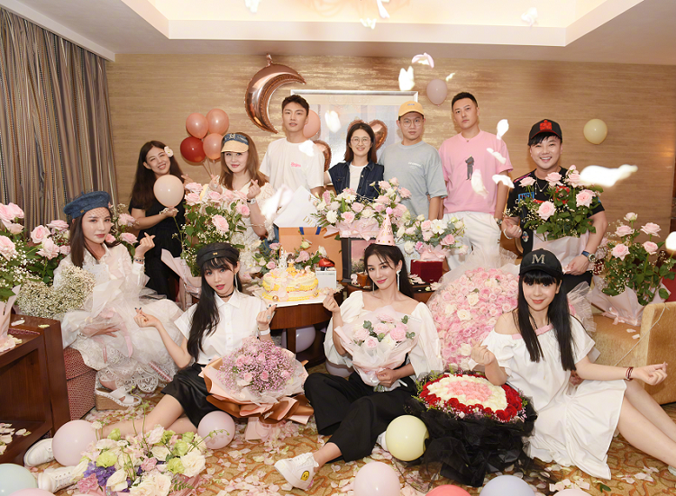 黄奕|明星都不会变老吗？黄奕晒美照庆生，43岁的状态依旧少女感爆棚