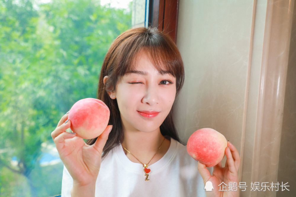 杨紫|杨紫拍摄《听见她说》主题曝光，与赵薇合影素颜出镜难认出，杨幂也将加盟