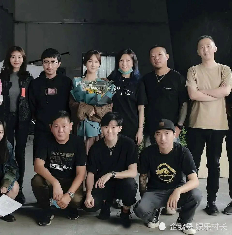 杨紫|杨紫拍摄《听见她说》主题曝光，与赵薇合影素颜出镜难认出，杨幂也将加盟