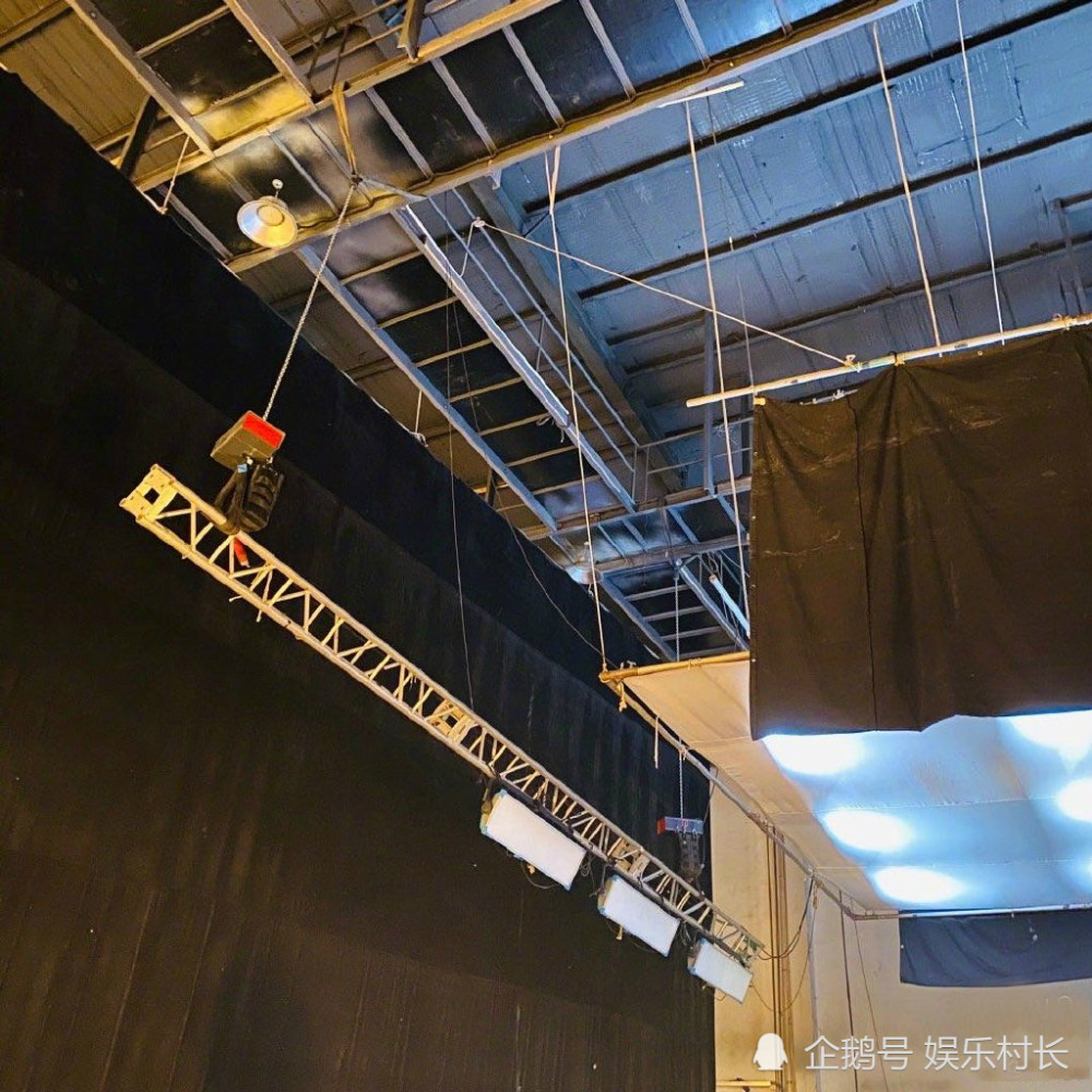 杨紫|杨紫拍摄《听见她说》主题曝光，与赵薇合影素颜出镜难认出，杨幂也将加盟