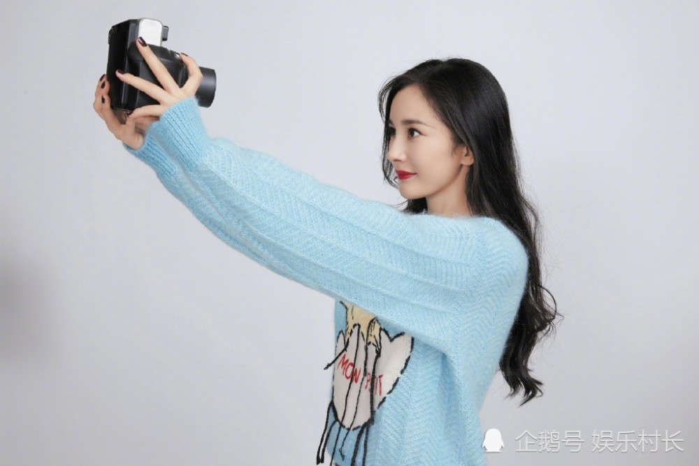 杨紫|杨紫拍摄《听见她说》主题曝光，与赵薇合影素颜出镜难认出，杨幂也将加盟