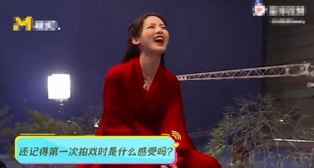 杨超越|杨超越回应演技争议，自曝哭戏很难，而吻戏主要是看对方