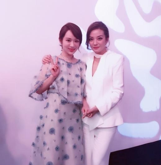 杨紫|杨紫出演赵薇新剧追星成功，疑杀青照曝光，双双素颜出镜状态极佳