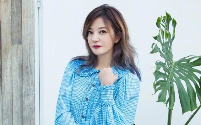 杨紫|杨紫出演赵薇新剧追星成功，疑杀青照曝光，双双素颜出镜状态极佳