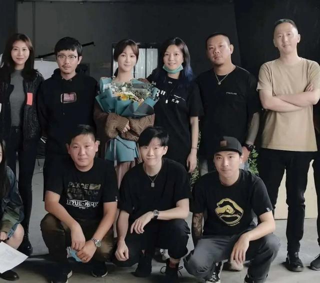 杨紫|杨紫出演赵薇新剧追星成功，疑杀青照曝光，双双素颜出镜状态极佳