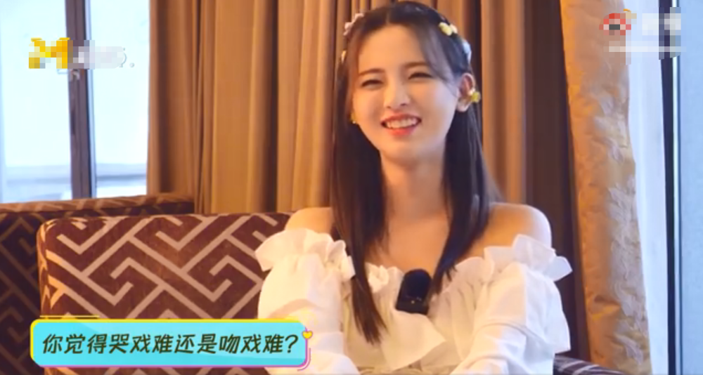 杨超越|杨超越回应演技争议，自曝哭戏很难，而吻戏主要是看对方