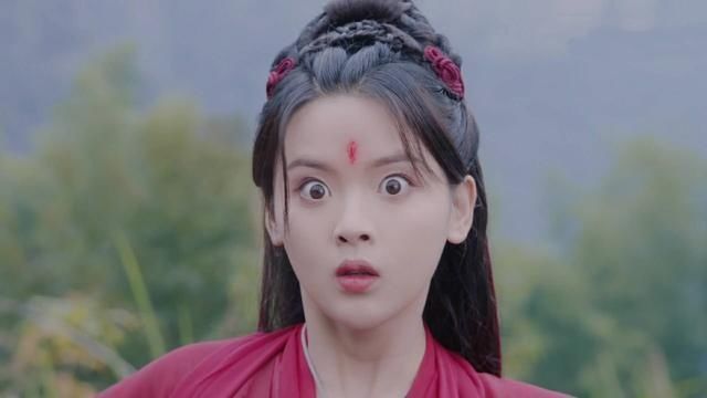 杨超越|杨超越回应演技争议，自曝哭戏很难，而吻戏主要是看对方