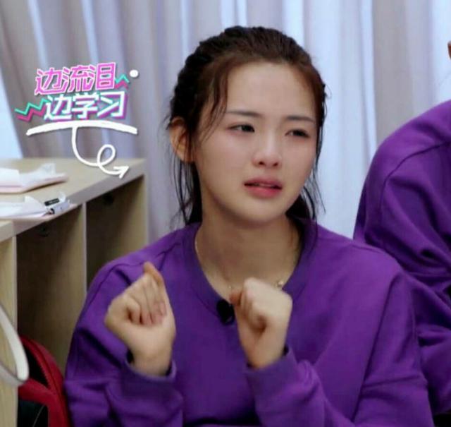 杨超越|杨超越回应演技争议，自曝哭戏很难，而吻戏主要是看对方
