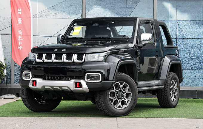 路虎卫士|硬派个性越野小钢炮，跟路虎卫士有一拼！新款北京F40静态体验