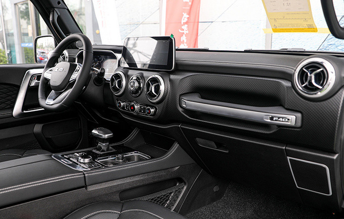 路虎卫士|硬派个性越野小钢炮，跟路虎卫士有一拼！新款北京F40静态体验